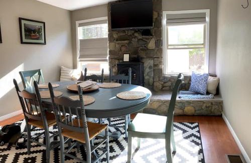 Truckee House | Family Friendly Charming Truckee Getaway Walk to Shops & Dining