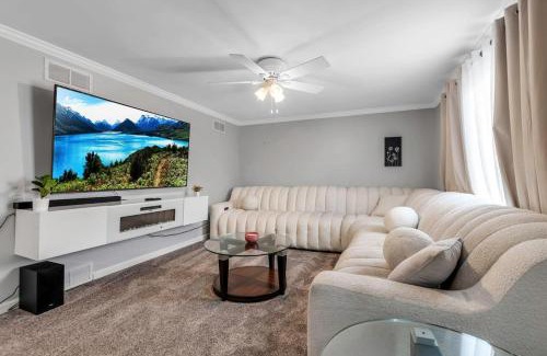 Cheektowaga House | Family Fun Pool Central Airport