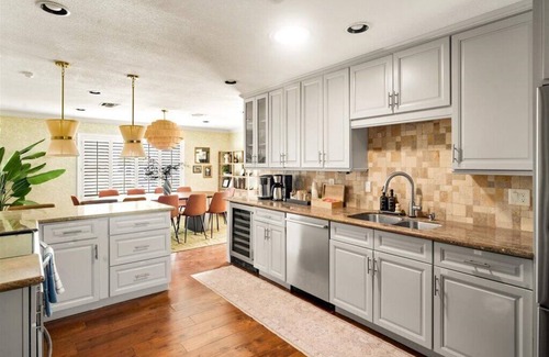 South Scottsdale House | Family Getaway: Diving Pool, Hot Tub, 8 min to Old Town, 6BR/3.5BA, Pet-friendly