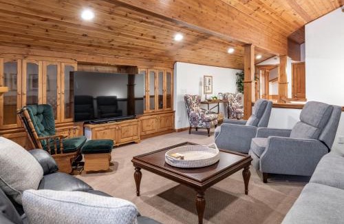 Midway House | Family Getaway-Pool, Hot Spring, Scuba & Ice Castles 727 home
