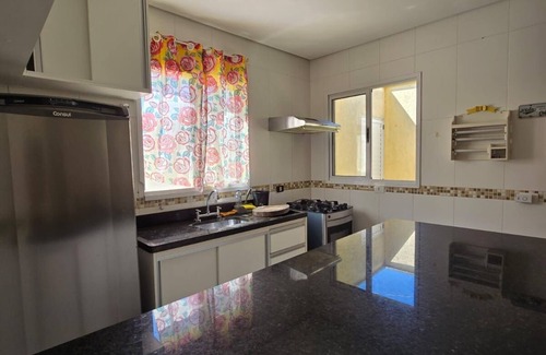 Maranduba House | Family house - Suites with air conditioning, swimming pool and barbecue, 250m from Sapê beach.
