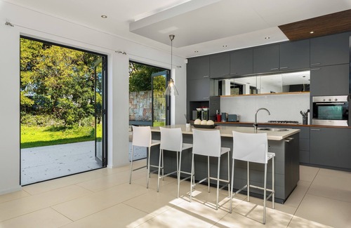 Hout Bay Apartment | Family Haven With Mountain Views, No Loadshedding