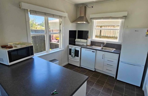 Mount Maunganui Cottage | Family holiday home, LOCATION, LOCATION! Private & fenced. Tay Rustic Cottage
