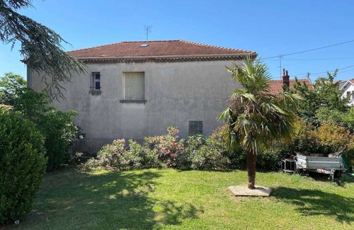 Valence House | Family home a stone's throw from the town center
