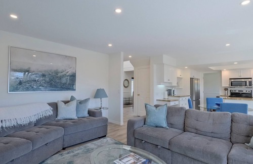 Central Okanagan House | Family Home across the beach/Location/Hot tub/Paddle board/Badminton net