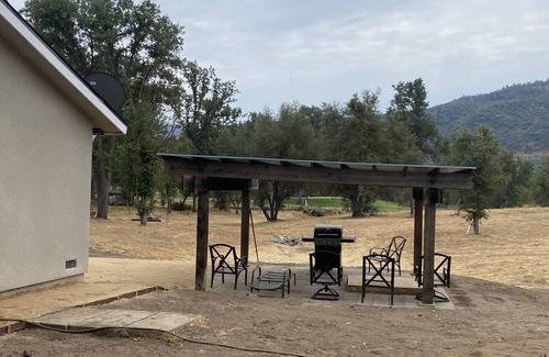 Oakhurst Cottage | Family Home on a Golf Course near Yosemite!
