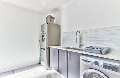 Milnerton House | Family Home WiFi Pool Secure Parking