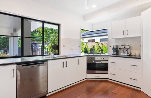 Clifton Beach House | Family home with pool 2 mins to beach & playground