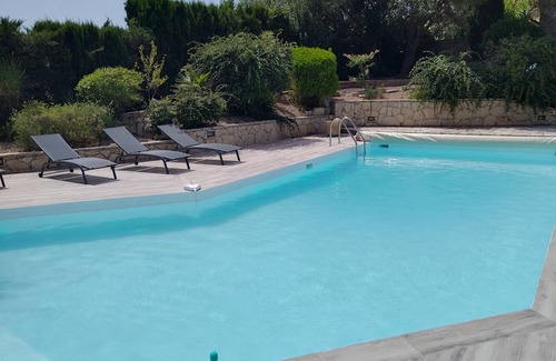 Convention House | Family home with swimming pool. 15 minutes from the beach and hiking trails