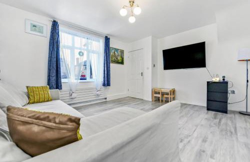 Elthorne Apartment | Family House in the Heart of Hanwell with 5 stars!