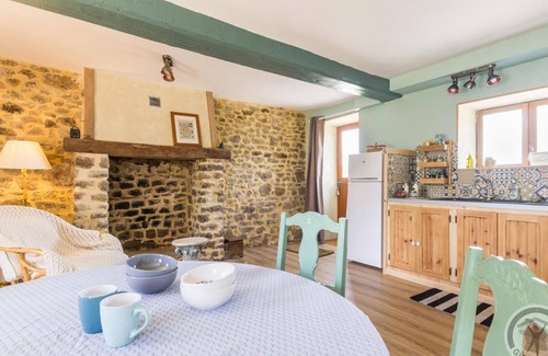 Savigny-le-Vieux Cottage | Family house with Internet and pets allowed in Normandy