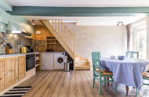 Savigny-le-Vieux Cottage | Family house with Internet and pets allowed in Normandy