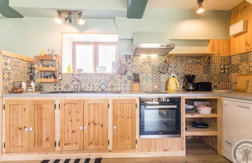 Savigny-le-Vieux Cottage | Family house with Internet and pets allowed in Normandy