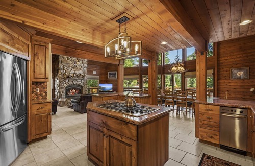 Truckee House | Family Lodge: 9 Min to Donner Lake w/EV Charger, Games, Large Decks & Bunk Room