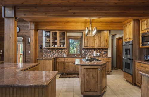 Truckee House | Family Lodge: 9 Min to Donner Lake w/EV Charger, Games, Large Decks & Bunk Room