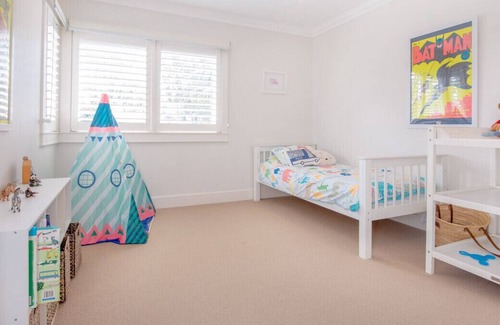 Seaforth House | Family Oasis 10 minutes to Manly Heated pool, gym, outdoor shower