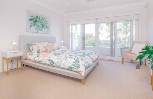 Seaforth House | Family Oasis 10 minutes to Manly Heated pool, gym, outdoor shower