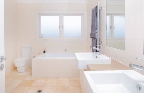 Seaforth House | Family Oasis 10 minutes to Manly Heated pool, gym, outdoor shower