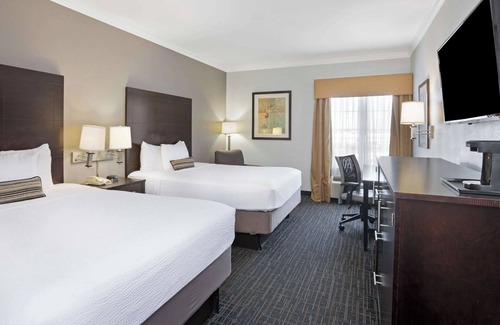 Westchase Hotel | Family Ready Rooms But in a Budget with Pool | Access to Chinatown | 2 Rooms