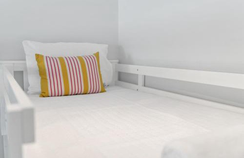 Edge Hill Apartment | Family Retreat - A Spacious Poolside Stay