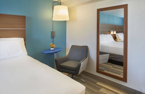 Waikiki Hotel | Family Retreat Steps Away from Waikiki Beach | 2 Rooms w/Free Breakfast