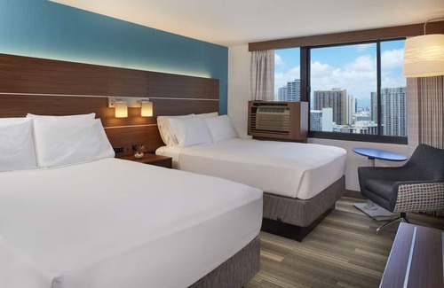 Waikiki Hotel | Family Retreat Steps Away from Waikiki Beach | 2 Rooms w/Free Breakfast