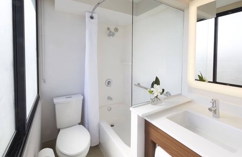 Waikiki Hotel | Family Retreat Steps Away from Waikiki Beach | 2 Rooms w/Free Breakfast