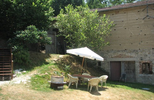 Ambert Apartment | Family-run gîte located in the countryside near a tourist town.