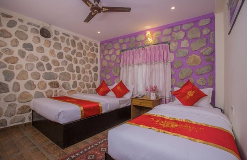 Pokhara Hotel | Family-run hotel located just a stone's throw away from the beautiful Fewa Lake!