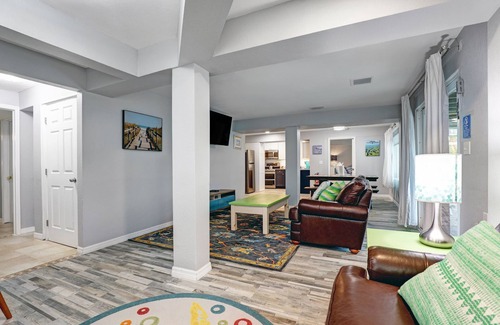 Mid Island House | Family setting, Fishing, Fast Wifi, Dogs ok, Hot tub, Private Beach aces, dock .