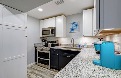 Mid Island House | Family setting, Fishing, Fast Wifi, Dogs ok, Hot tub, Private Beach aces, dock .