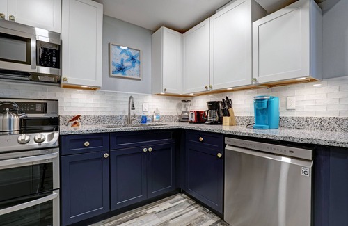 Mid Island House | Family setting, Fishing, Fast Wifi, Dogs ok, Hot tub, Private Beach aces, dock .
