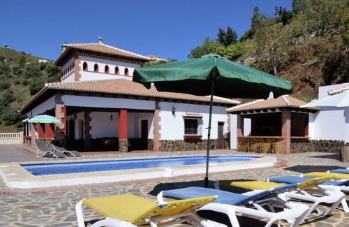 Sayalonga Villa | Family Villa with Garden