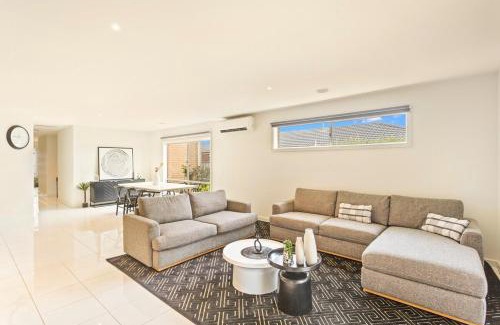 Cowes House | Family w Large Pool & Game Garage Wlk to Beach