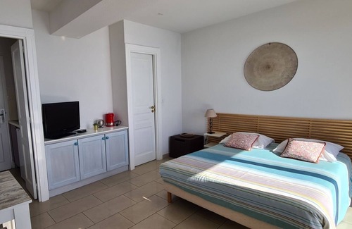Corse-du-Sud Apartment | Fancy a bit of sunshine?=nice studio 100m from the beach+heated pool +parking+wifi