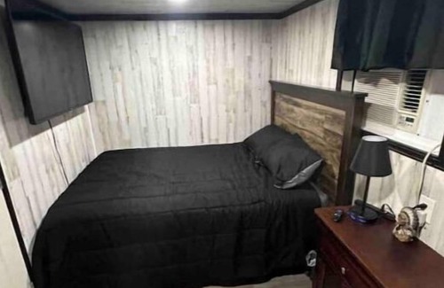 Azle Cabin | Fancy country cabin, POOL with covered deck, kayaks! near everything! 1 gig WiFi