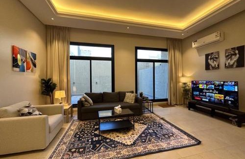 Qurtubah Apartment | Fancy home W Pool,Gym &private Yard, 15min airpt