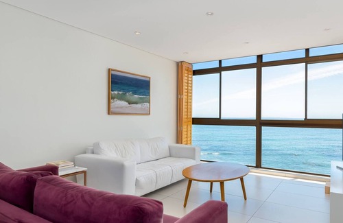 Mouille Point Apartment | Fantastic 2 Bedroom Ocean View Apartment