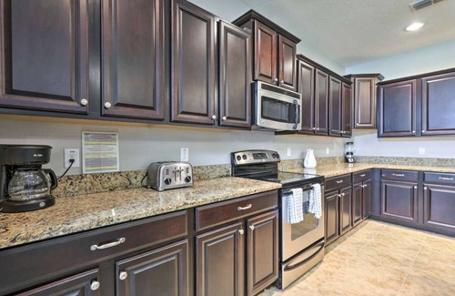 West Kissimmee House | Fantastic 2 KING bed EnSuite Villa w heated pool HOT TUB Mins to Disney