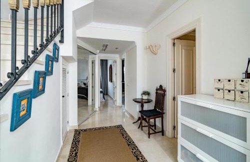 Marbella House | Fantastic 3 bedroom Townhouse in Aloha Pueblo Close to the Golf Course and has Amazing Mountain Views