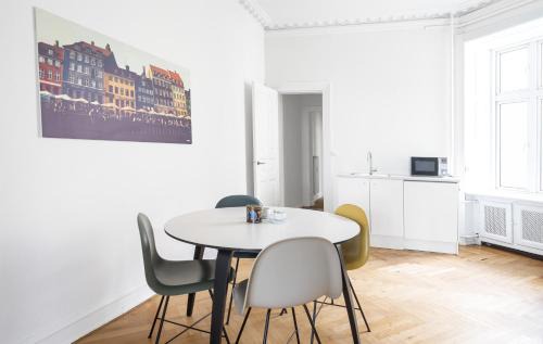 København V Apartment | Fantastic and central 3-bedroom apartment with lake-view - 75