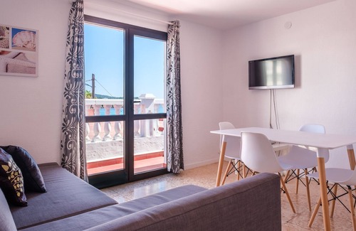 Es Canar Apartment | Fantastic Apartment by the Sea with Air Conditioning, Wi-Fi, Pool & Terrace