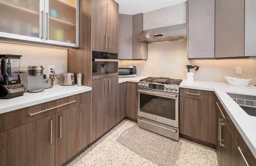 Coral Heights House | Fantastic Backyard Lounge & Pool, Fast WiFi, 3 TVs