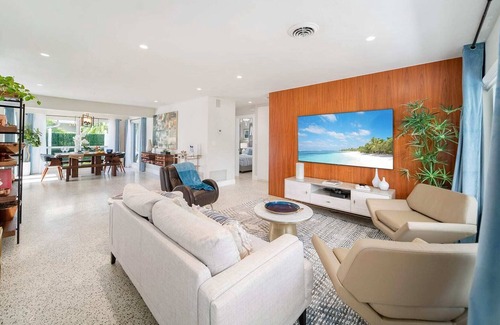 Coral Heights House | Fantastic Backyard Lounge & Pool, Fast WiFi, 3 TVs