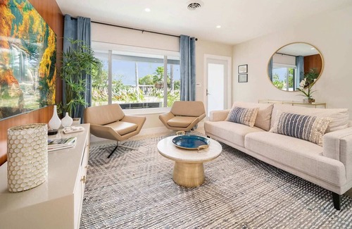 Coral Heights House | Fantastic Backyard Lounge & Pool, Fast WiFi, 3 TVs
