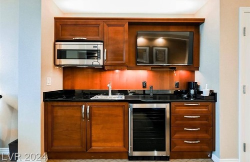 Las Vegas Hotel | Fantastic condo on the Last Vegas strip with breathtaking mountain views and NO RESORT FEES!