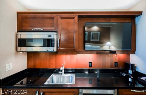 Las Vegas Hotel | Fantastic condo on the Last Vegas strip with breathtaking mountain views and NO RESORT FEES!