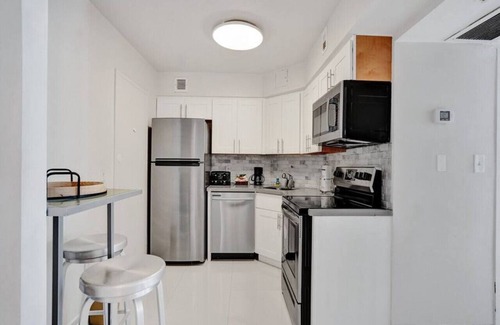 Mid Beach Apartment | Fantastic condo w beach service/615