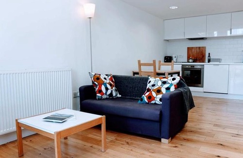 Newhaven Apartment | Fantastic Edinburgh Let - Unique Sculpture Studio!
