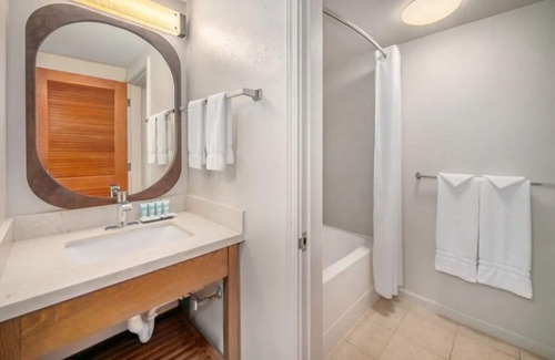 Kahului Hotel | Fantastic Hawaii Adventure! Serene Ocean Front Room! Pool & 5 Mins from Airport